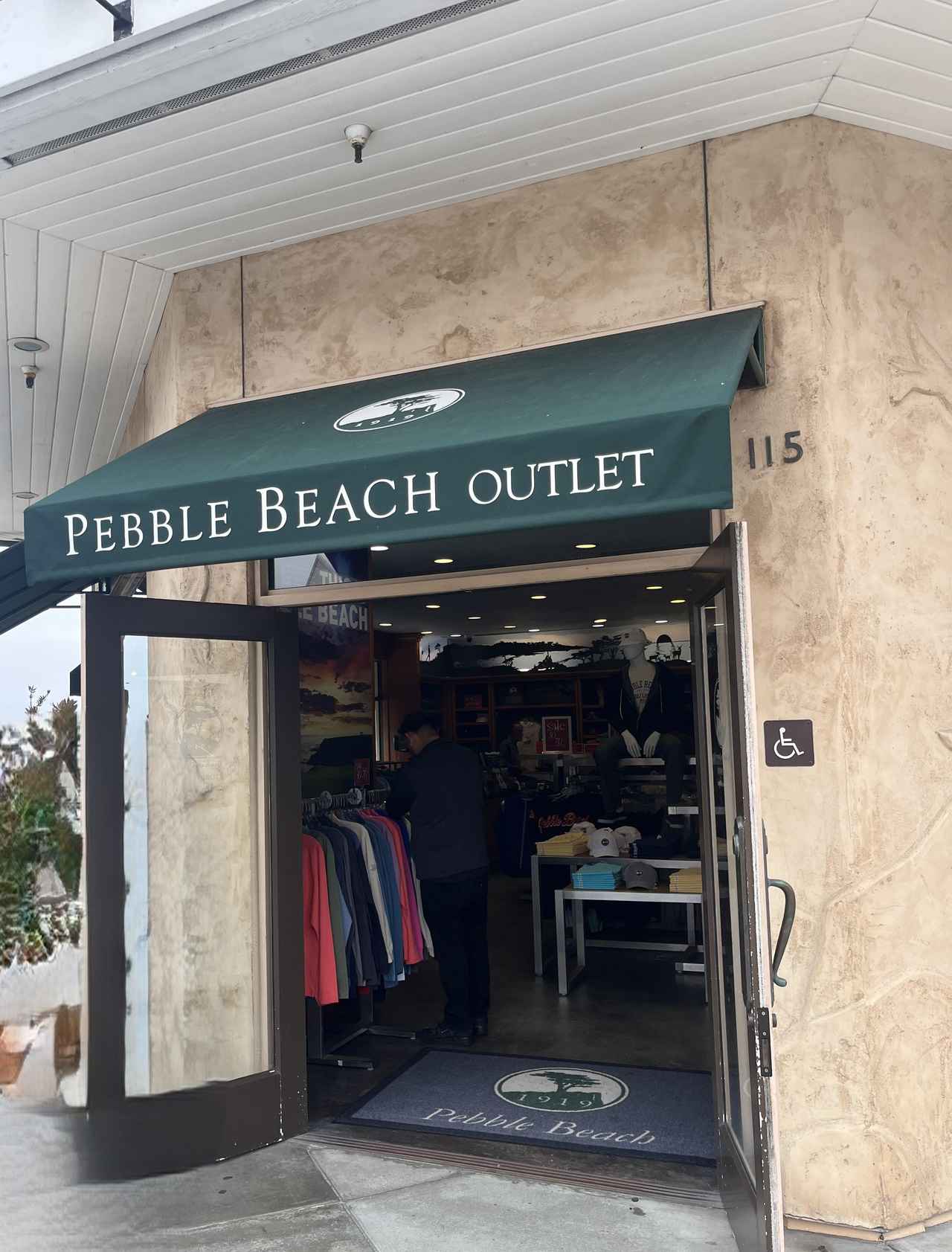 画像: キャナリー・ロウにある「ペブルビーチ アウトレットショップ」。近くにはアメリカ土産の定番「ギラデリ」（チョコレート）のお店もある