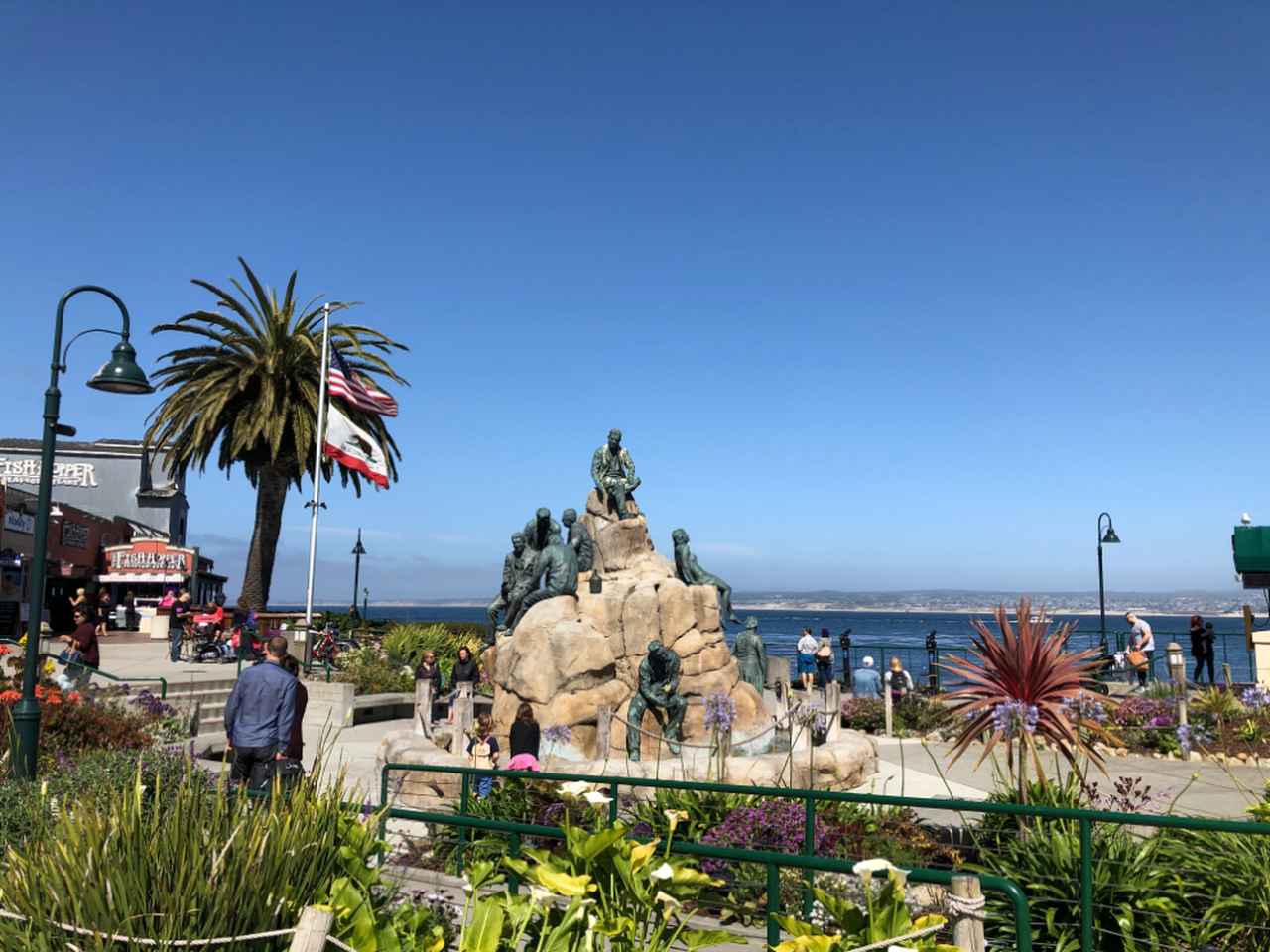 画像: 海沿いに立つ、ジョン・スタインベックを称えるモニュメント