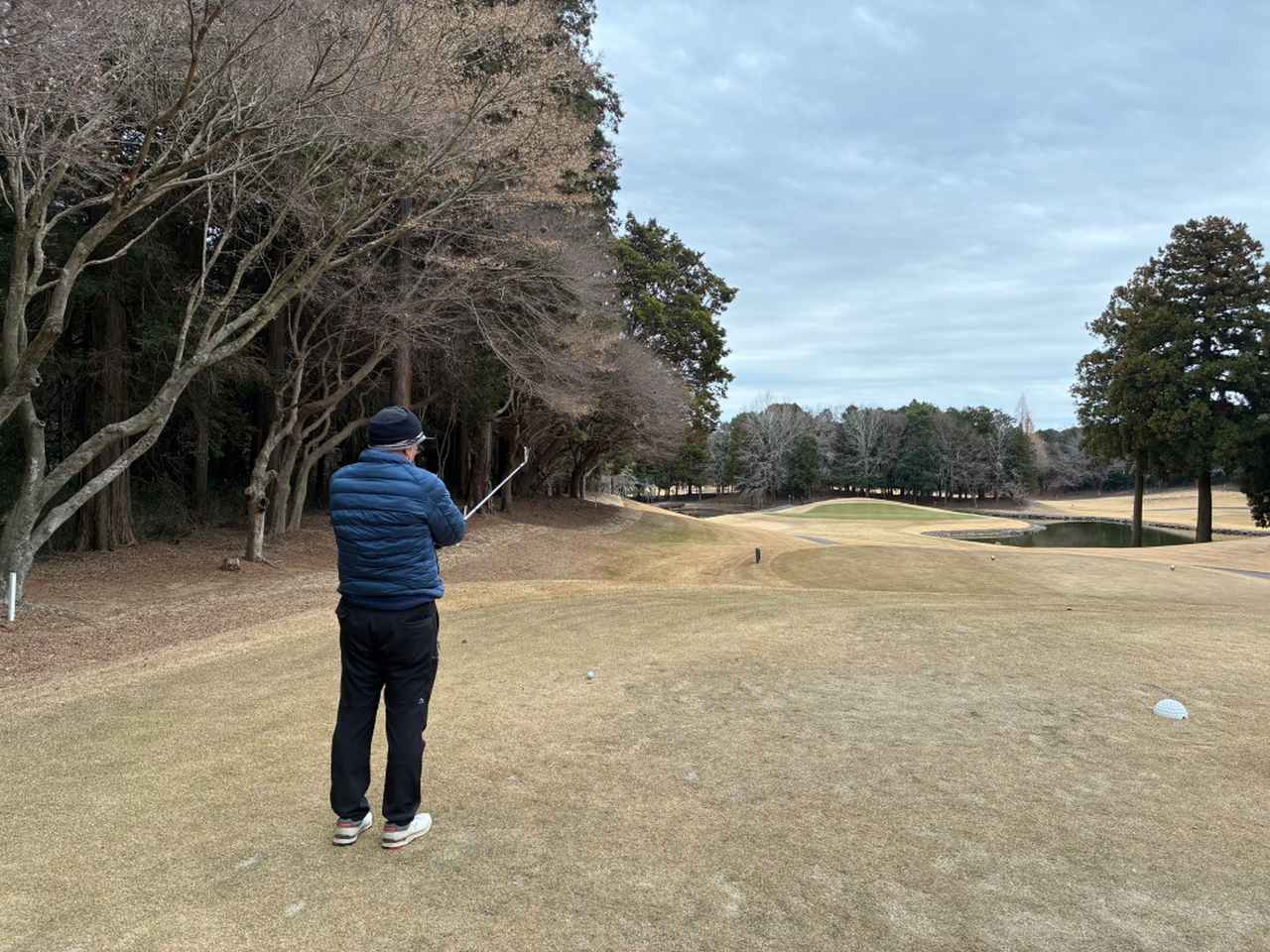 画像: グリーンの周りが池に囲まれた名物ホール。距離もレギュラーティーで170ヤード超あるので、クラブ選びが肝心。ピン位置次第でプレッシャーのかかり方が変わる！