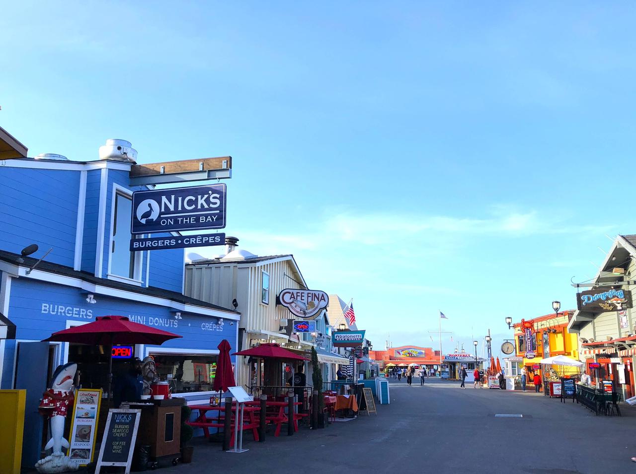 画像: 桟橋の左右には多くのレストランが並び、新鮮なシーフードの食べ歩きも楽しめる