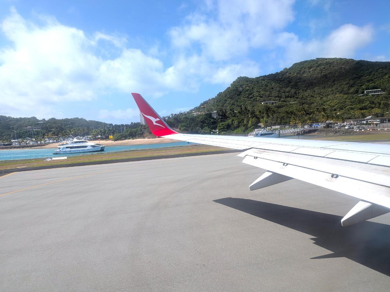 画像: カンタス航空でハミルトン島に到着。降機し、ターミナルビルまでは徒歩で移動しました。