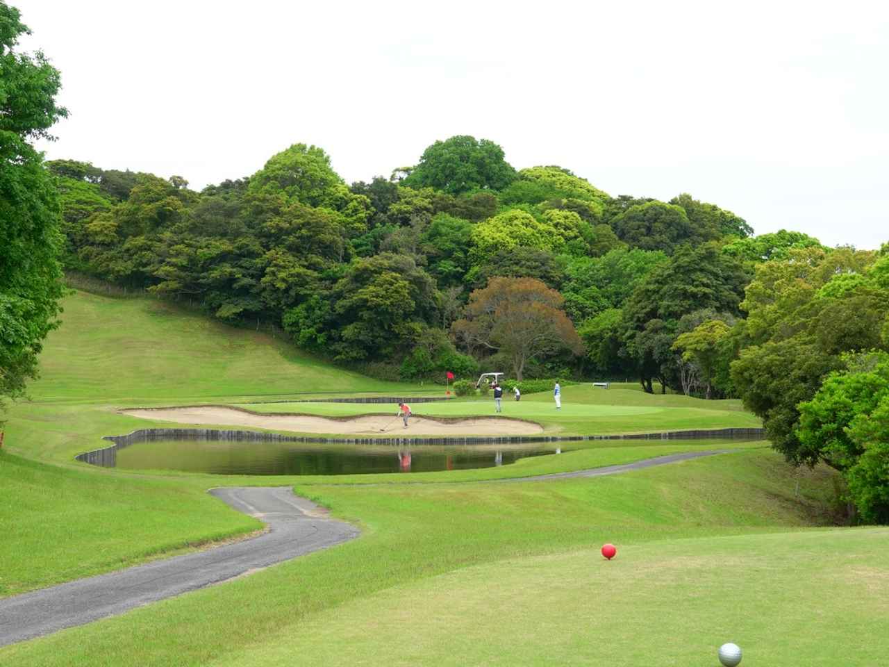画像: 7番ホール（145ヤード・パー3）は池越えの美しいショートホール
