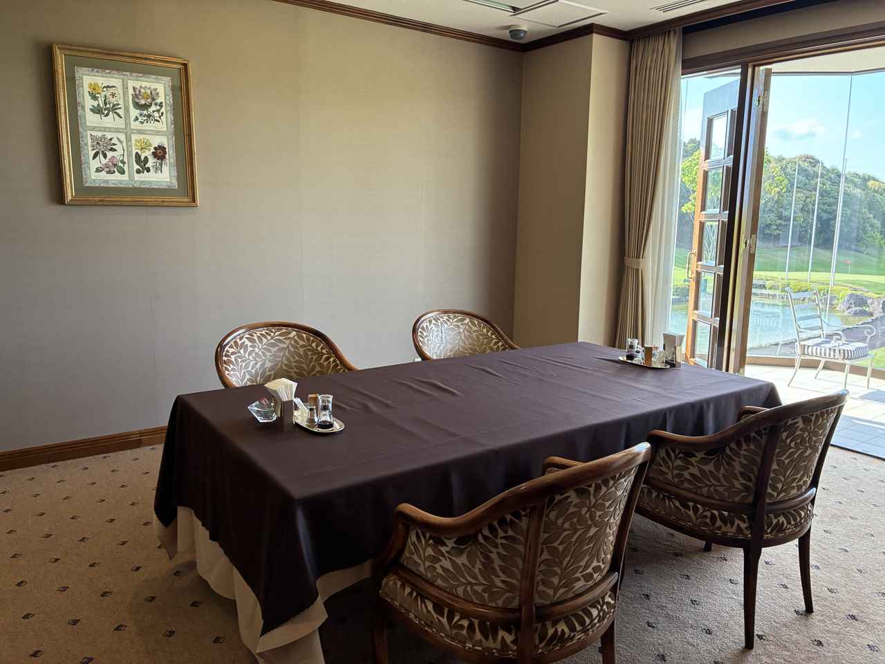 画像: エクゼブティブルーム。4人1組での利用ですが、この部屋と別に個室がございます。