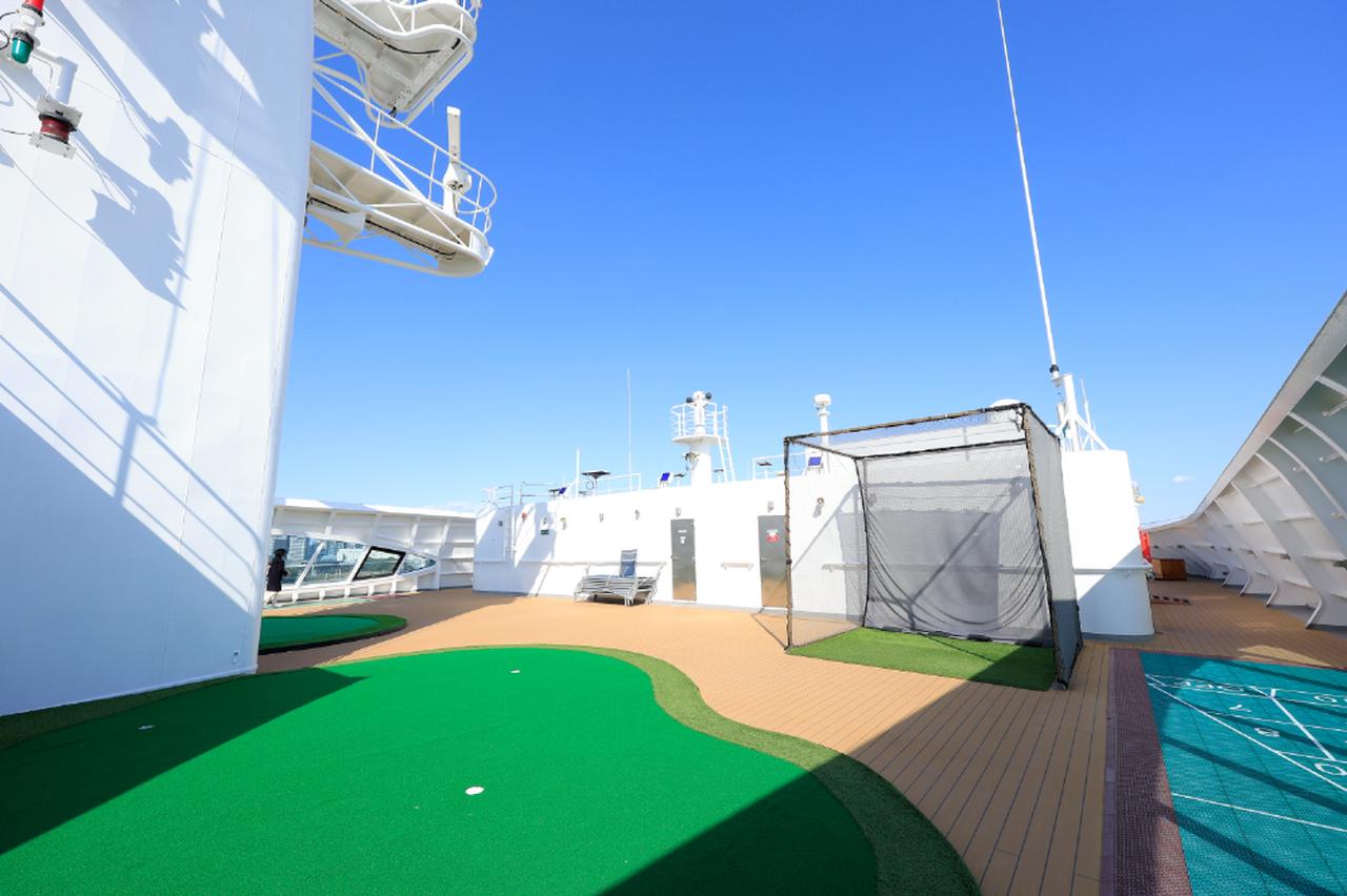 画像: クルーズ船では珍しくゴルフの練習施設も充実