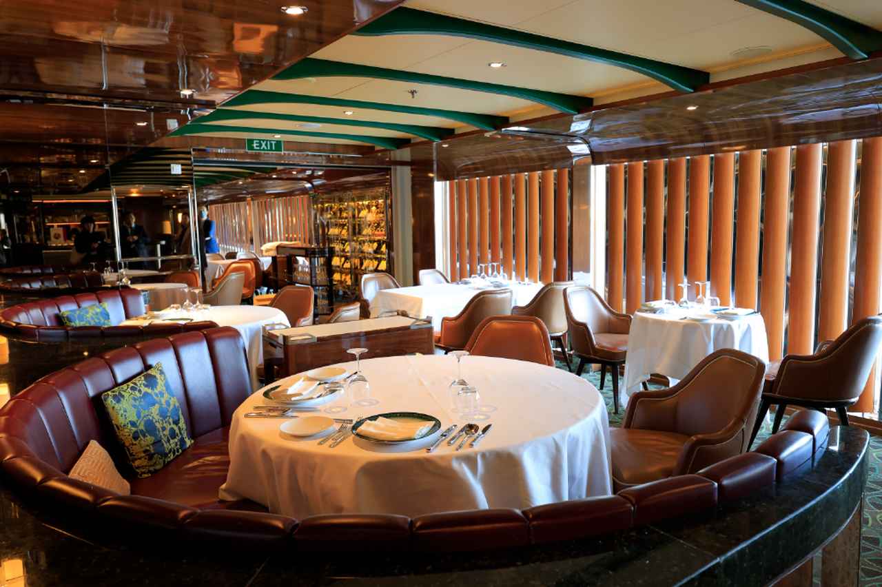 画像: 椅子席のほかにソファ席も用意、落ち着いた大人の空間「北斎 FINE DINING」