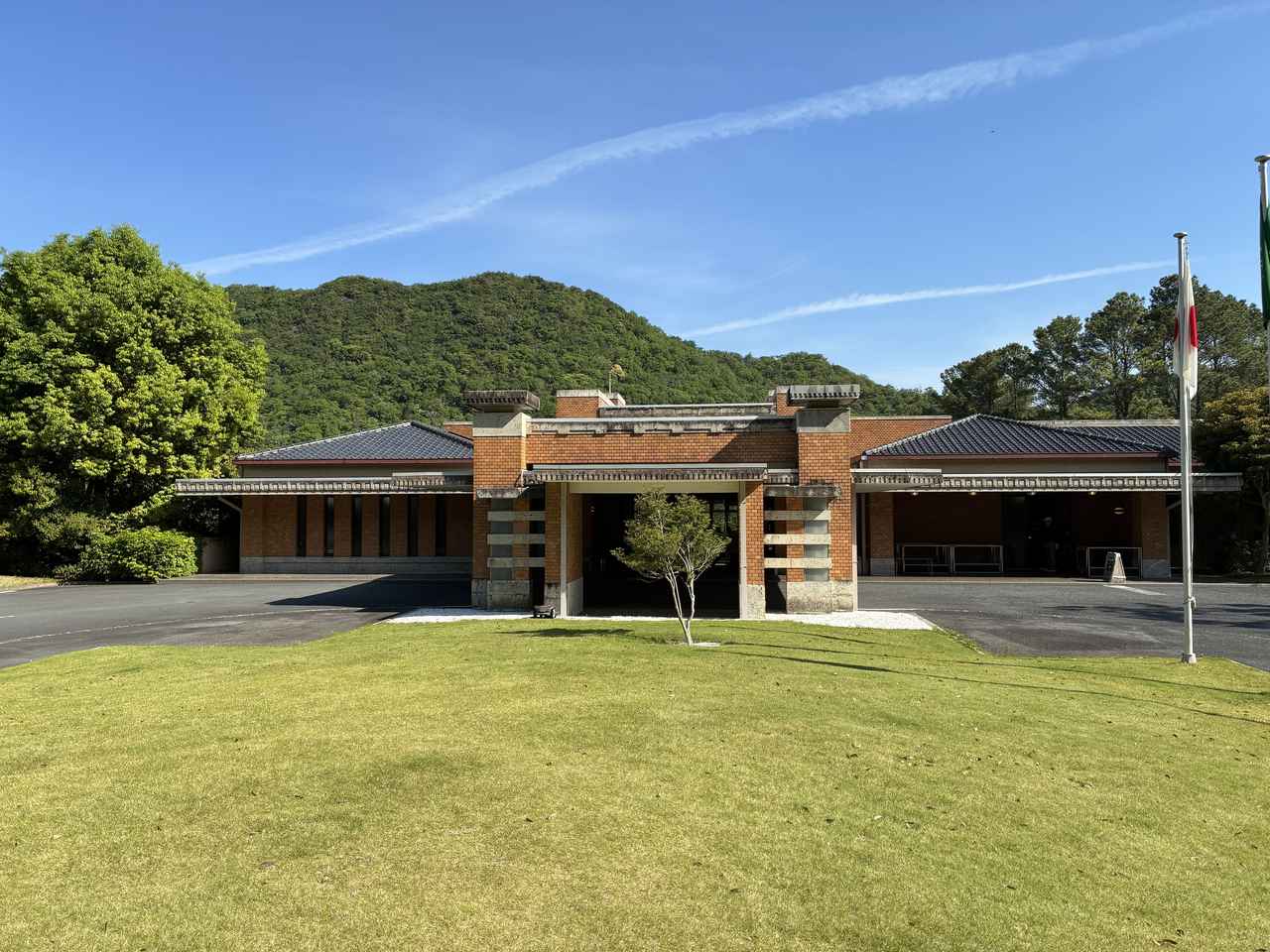 画像: 重厚感のある平屋建てのクラブハウス