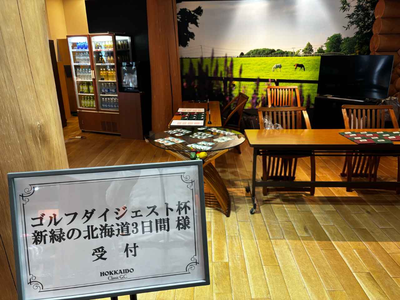 画像: クラブハウスでコンペの受付
