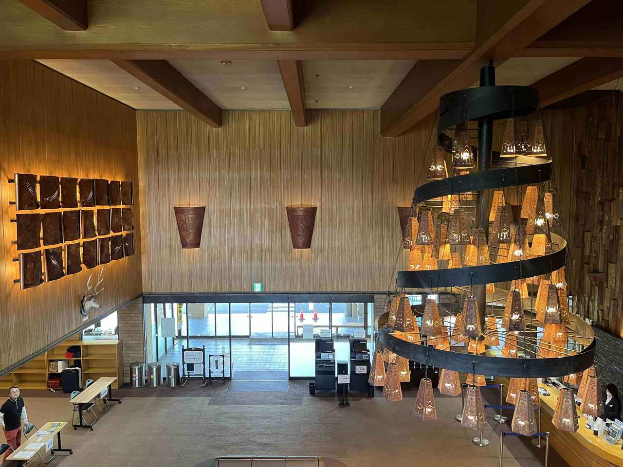 画像: スタイリッシュなインテリアが印象的なクラブハウス