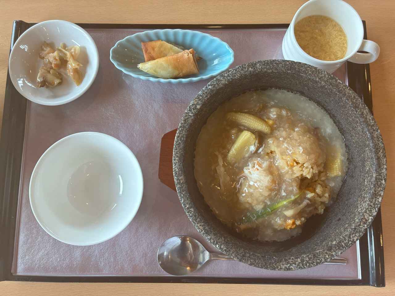 画像: 蟹の身たっぷりの濃厚あんかけがクセになる。スープ、ザーサイ、春巻き付き「アツアツジューシーずわい蟹入り石焼あんかけ炒飯（2300円）」