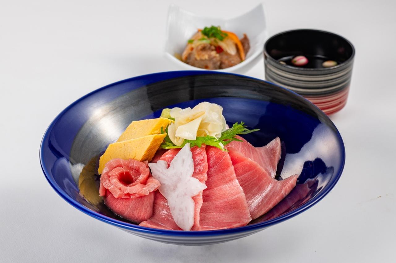 画像: トロッととろける中トロがたくさん乗った贅沢な一膳「天然本マグロの鉄火丼(2990円)」