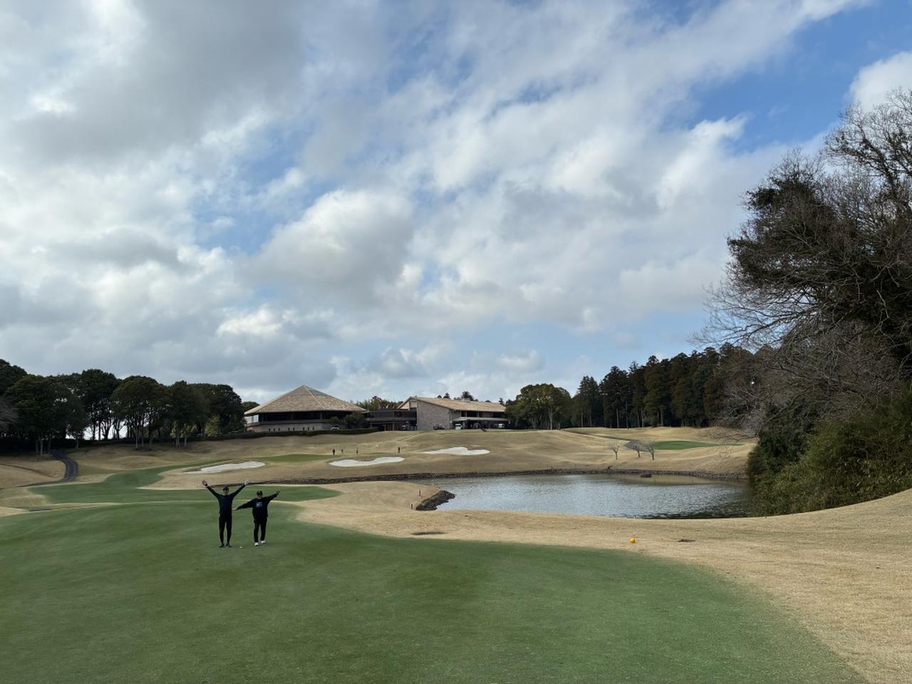 画像: 230Yから打ち下ろしになるパー5。グリーン手前から150Y付近にかけて大きな池が待ち受けている。グリーンも3段グリーンで狙い目が肝心