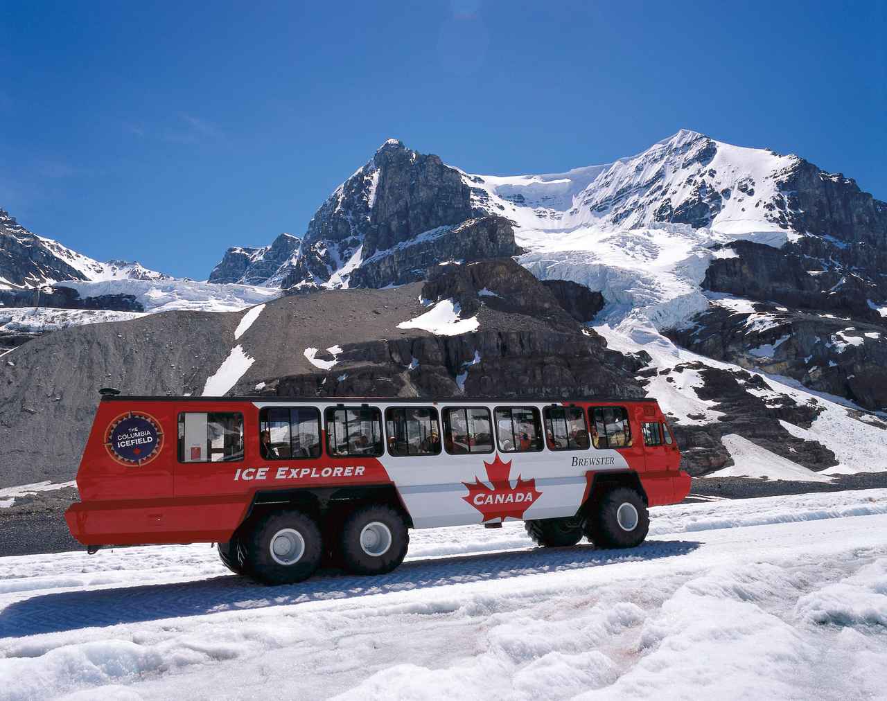 画像: 北半球で最大の氷原・コロンビア大氷原の一部のアサバスカ氷河は、雪上車で訪れ歩くことができる（©Banff Jasper Collection by Pursuit）