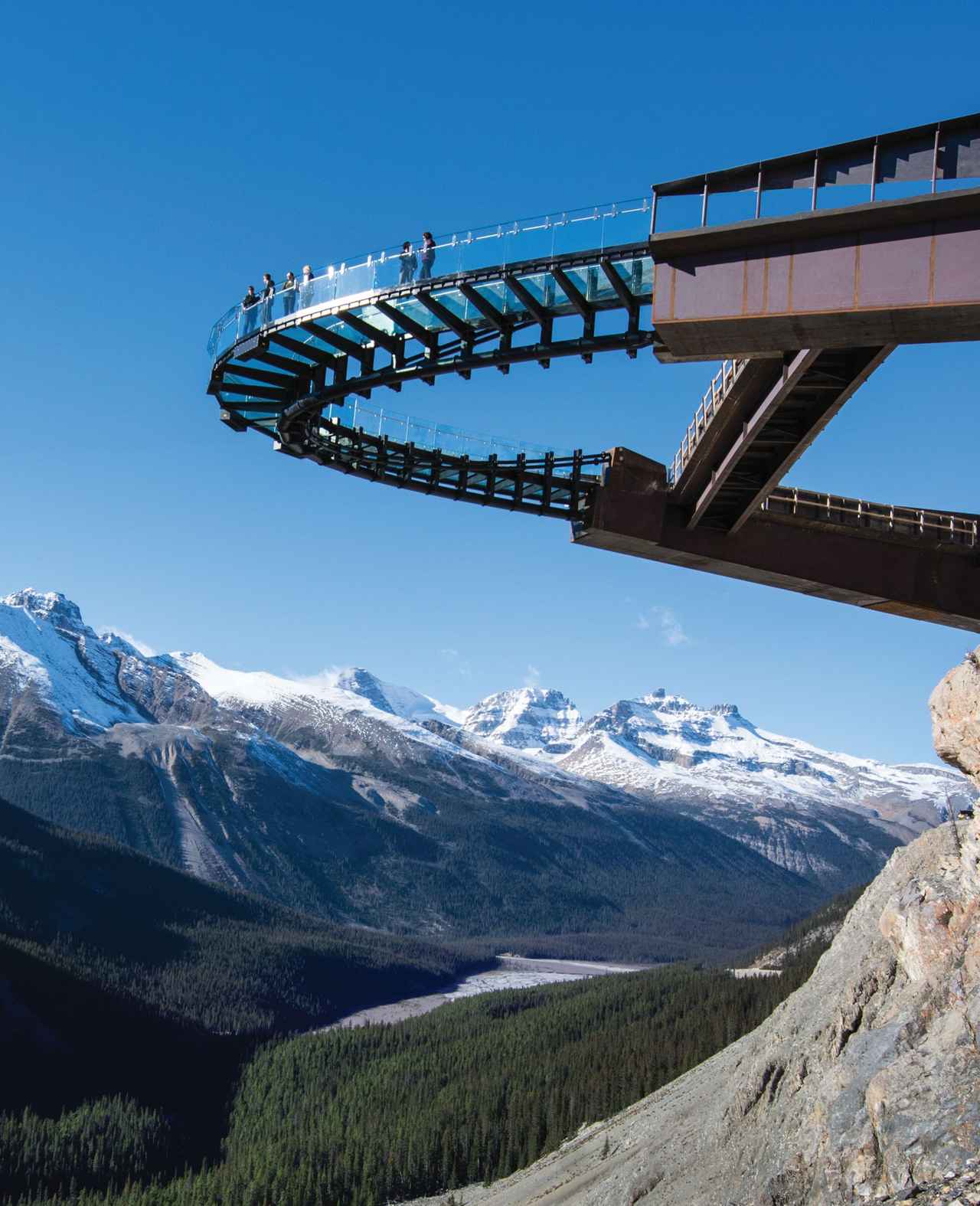画像: 床がガラス張りになった展望台「コロンビア大氷原スカイウォーク」（©Banff Jasper Collection by Pursuit）