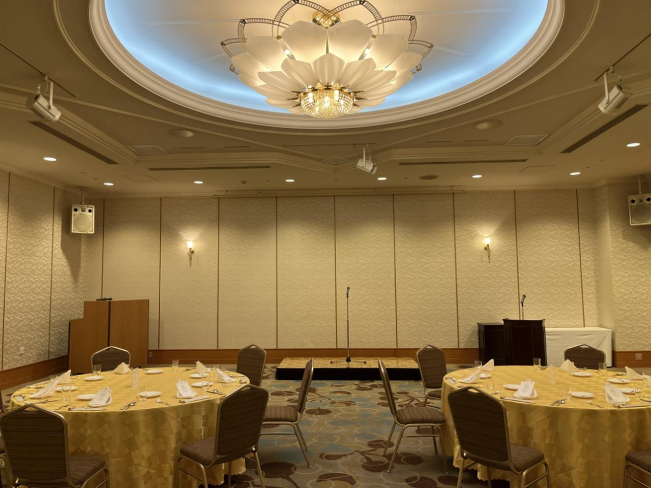 画像: 会場はホテル2階の宴会場