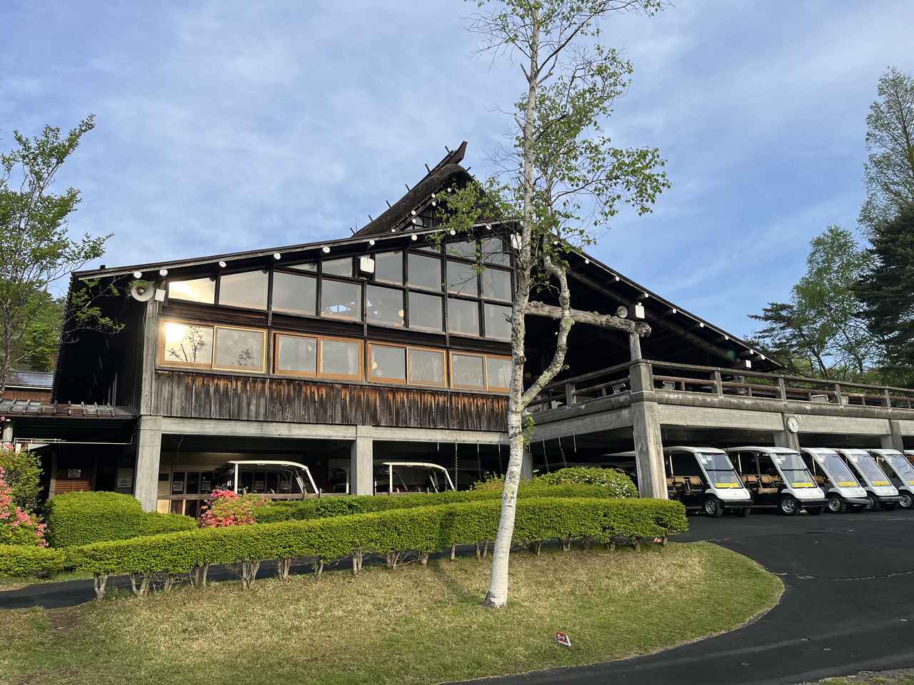 画像: 木造の立派なクラブハウスです。