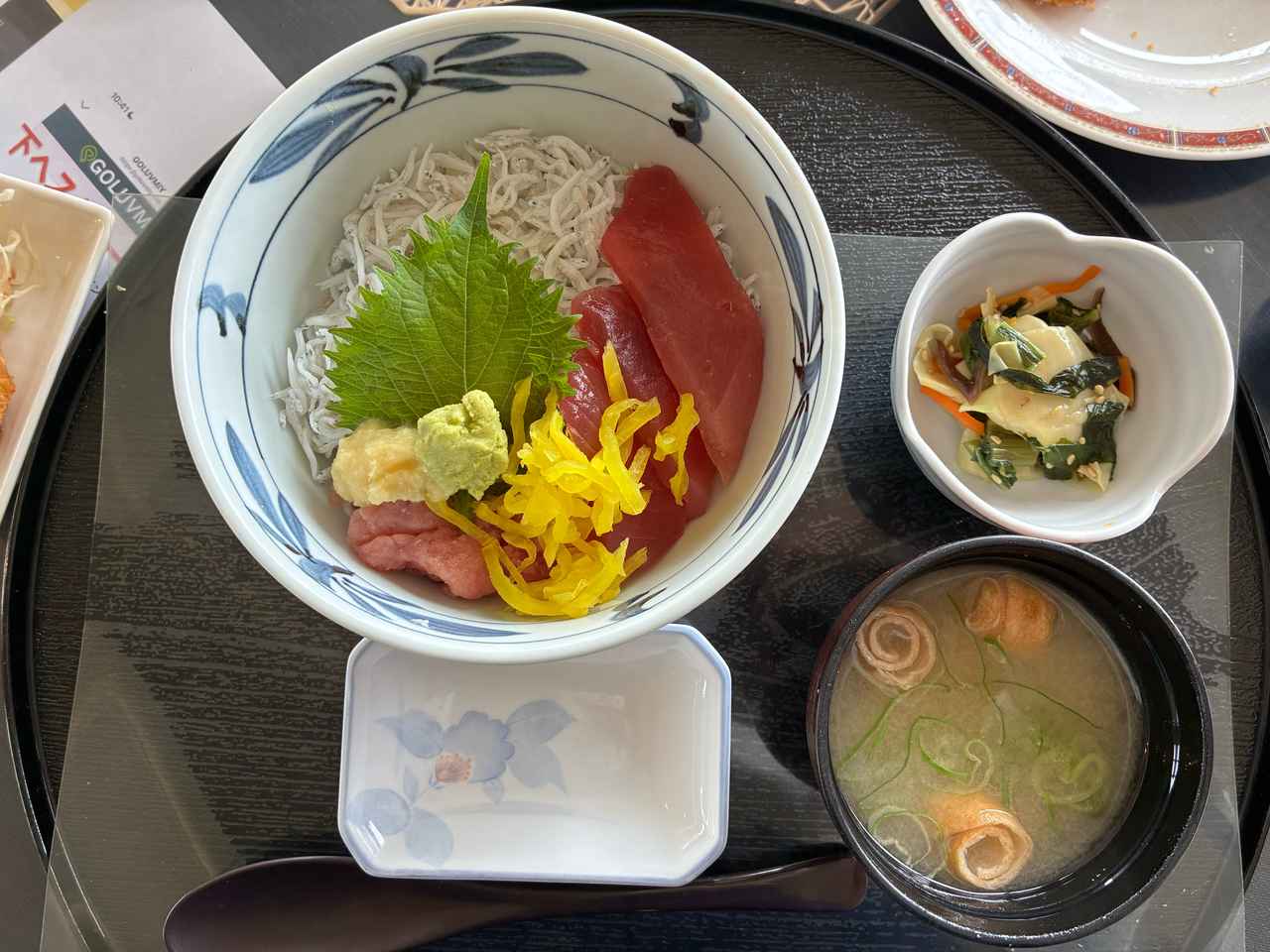 画像: たっぷりのしらすとまぐろの赤みとネギトロがのった新鮮な一杯「静岡ならでは!二色丼（プレー料金込み）」