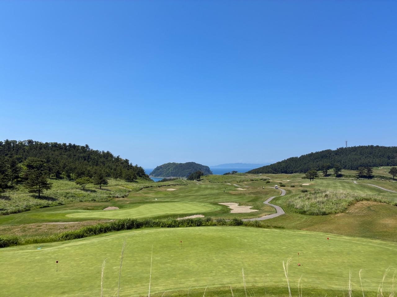 画像: 練習グリーンの奥に18番グリーン