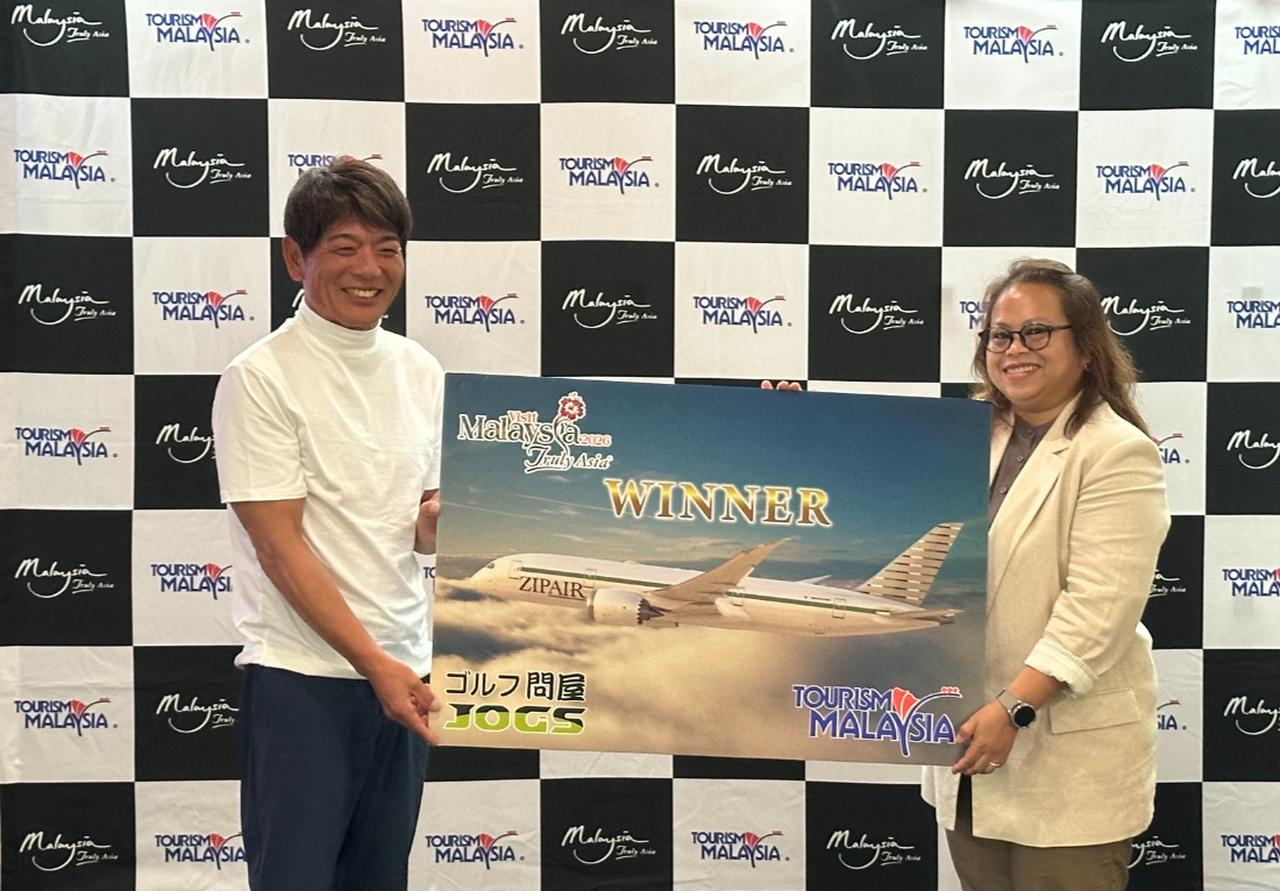 画像: シェリー支局長(右)より優勝者に賞品が贈られた