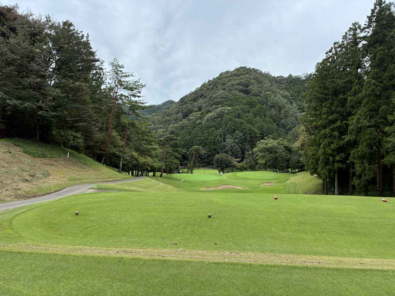 画像: OUT4番　PAR4　打ち下ろしで正確な距離感が必要。奥は大変です。