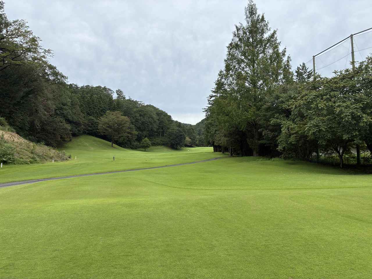 画像: IN18番　PAR4　右ドッグレッグの難関ホール。引っ掛け、スライスどちらもNG。