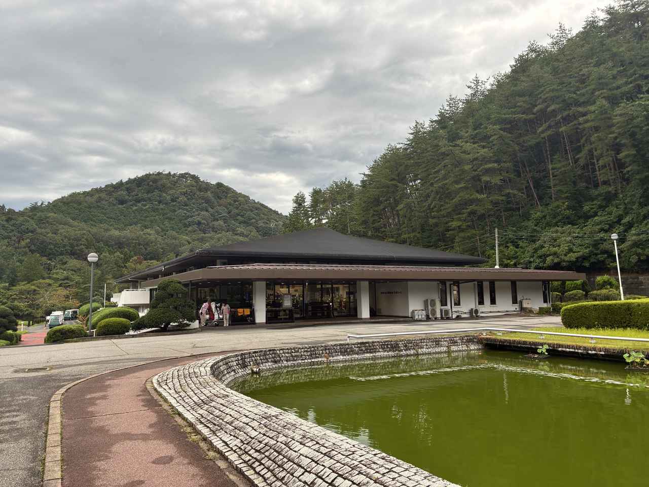 画像: クラブハウス。池には鯉もいます。