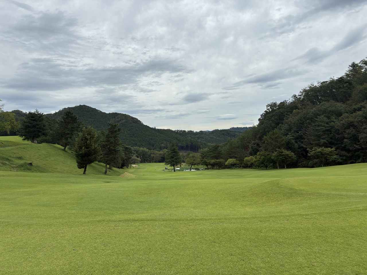 画像: IN13番　PAR4　距離が長く右サイドに池が広がる難関コース。