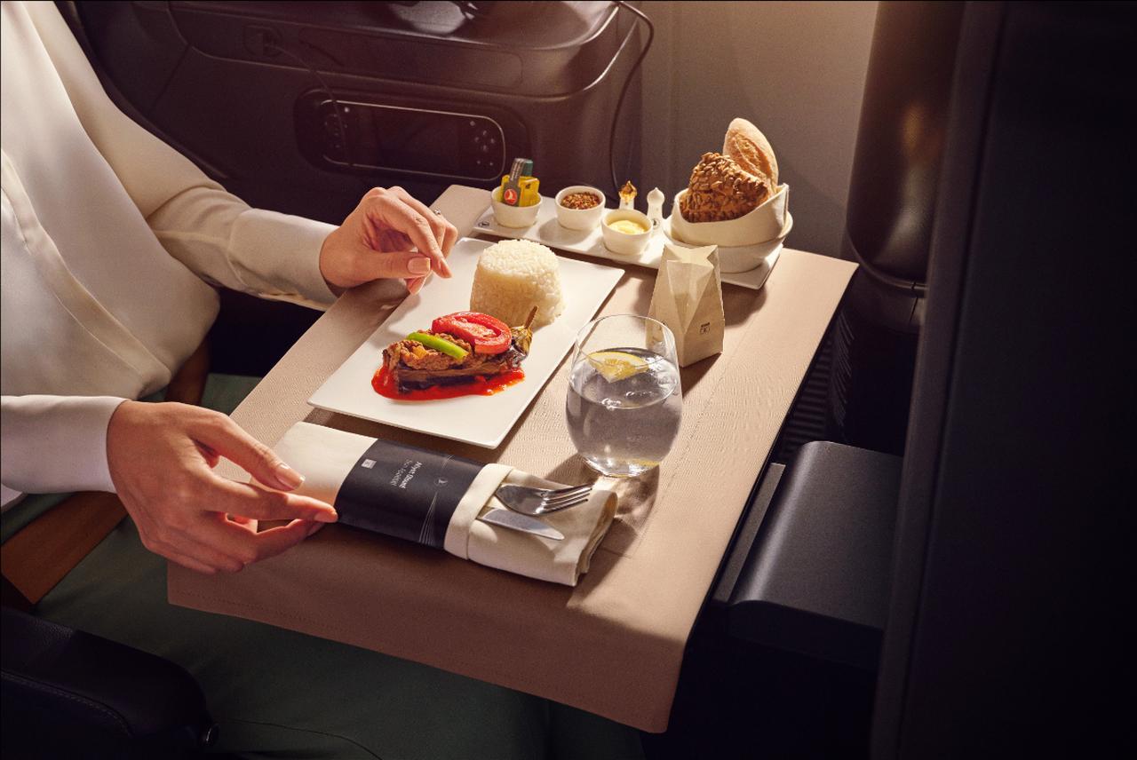 画像: ビジネスクラスの機内食は世界的にも評価が高く「空の上のレストラン」とも言われている