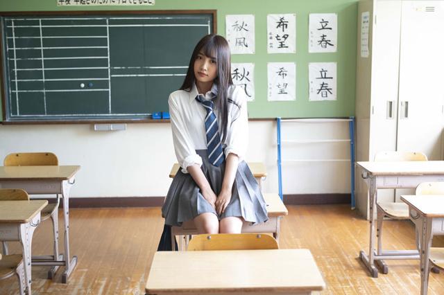 画像1: 黒木ひかり/週刊プレイボーイに初登場し、等身大の制服姿を披露