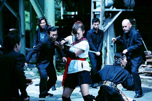 画像6: 小倉優香/初めて挑んだ本格アクションの成果を観てほしい。初主演作『レッド・ブレイド』12/15より公開