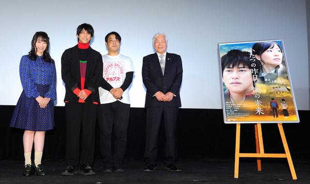 画像: 映画『ふたつの昨日と僕の未来』公開。佐野岳、水樹奈々の前で主題歌「サーチライト」を披露! ヒロイン・相楽樹から登壇者へ手紙のサプライズ