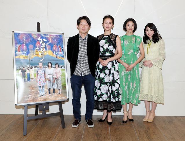 画像1: 陽月華、佃井皆美、木下彩音/塩崎祥平監督最新作「かぞくわり」の完成披露試写会に登壇。「現場で培ったほんとうの家族のような雰囲気を味わってほしい」