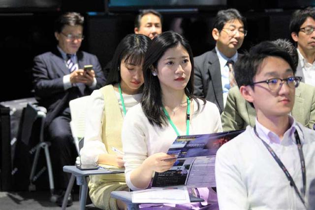 画像1: 準ミス東大、準ミス成城の現役女子大生が、ハイセンス社新商品発表会でテレビをおねだり