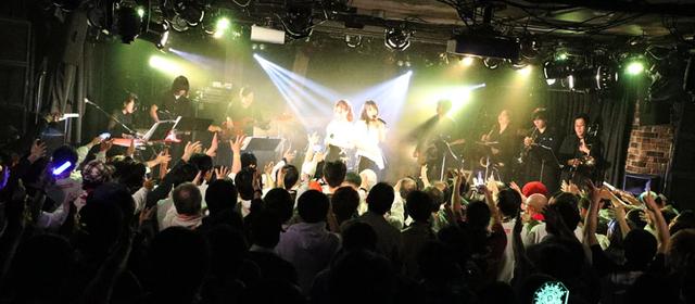画像2: WHY@DOLL/現時点での最高のパフォーマンスを発揮。厚みを増した二人のハーモニーが、バンド・アレンジされた名曲をより高みへと引き上げる(2部「BAND LIVE」編)