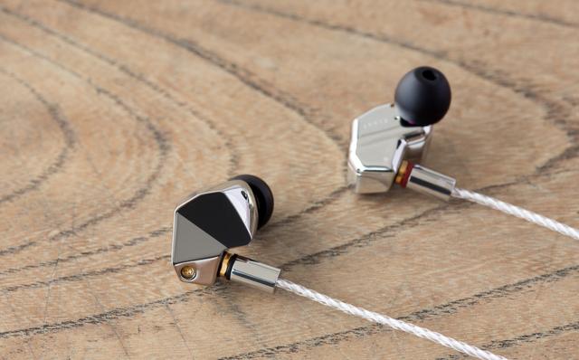 希少　final ANT20 飯田里穂コラボモデル 発売&完売記念】声優・飯田里穂さんに、『#ant20』コラボイヤホン