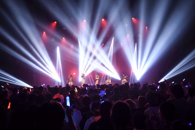 画像: ワンマンライブで初となる生バンドとの共演