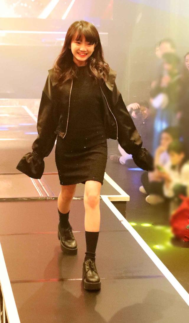 画像2: 村田万葉/渋谷で開催されたファッションショーに参加! シックなドレスでランウェイを優雅に闊歩