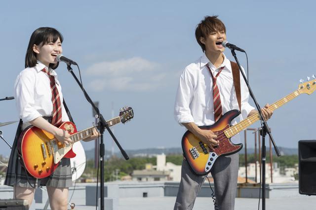 画像3: 山田杏奈/バンドの紅一点として見事な演奏&歌唱を披露。役者としても新たな一面を発揮した注目作「小さな恋のうた」が、いよいよ5/24に公開