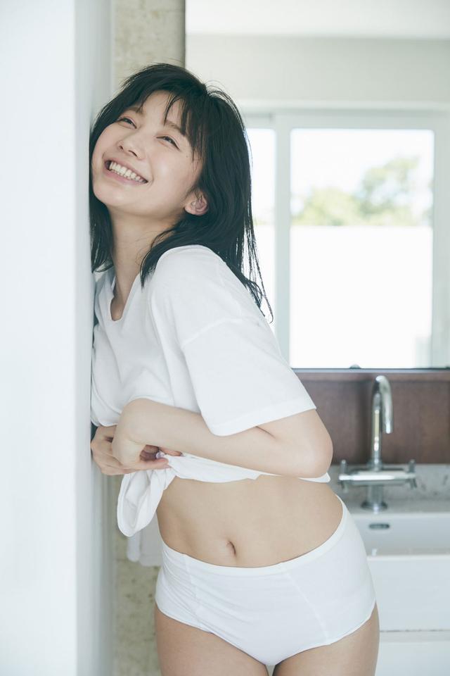 画像3: グラビアナンバーワンボディの「小倉優香」の最新ボディを収めたデジタル写真集「ぐらぐら」発売。女性目線でのボディメイクに開眼