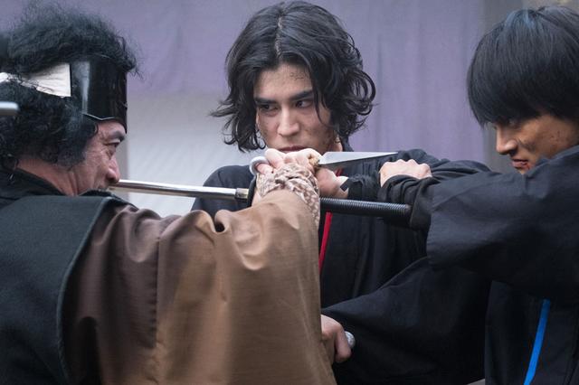画像5: 坂口アクション全開な本格忍者ムービー「下忍 赤い影」、10月4日より公開。紅一点のヒロインを演じるのは若手注目株の山口まゆ!