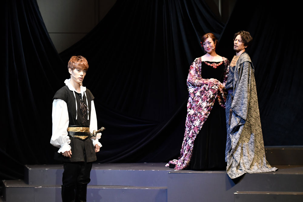 音楽劇「ハムレット」／シェイクスピアの古典的名作と、歌舞伎の驚くべき融合。東京・天空博劇場にて25日まで上演中 Stereo Sound