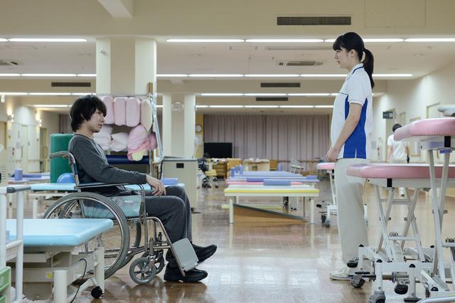 画像6: 「宇野愛海」主演作、「歩けない僕らは」がいよいよ11月23日より公開。「仕事に行き詰りながらも、しっかりと前を向いて患者と向き合う遥のかっこいい姿を見てほしい」