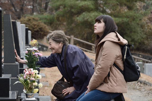 画像4: 「宇野愛海」主演作、「歩けない僕らは」がいよいよ11月23日より公開。「仕事に行き詰りながらも、しっかりと前を向いて患者と向き合う遥のかっこいい姿を見てほしい」