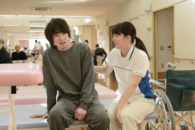 画像3: 「宇野愛海」主演作、「歩けない僕らは」がいよいよ11月23日より公開。「仕事に行き詰りながらも、しっかりと前を向いて患者と向き合う遥のかっこいい姿を見てほしい」