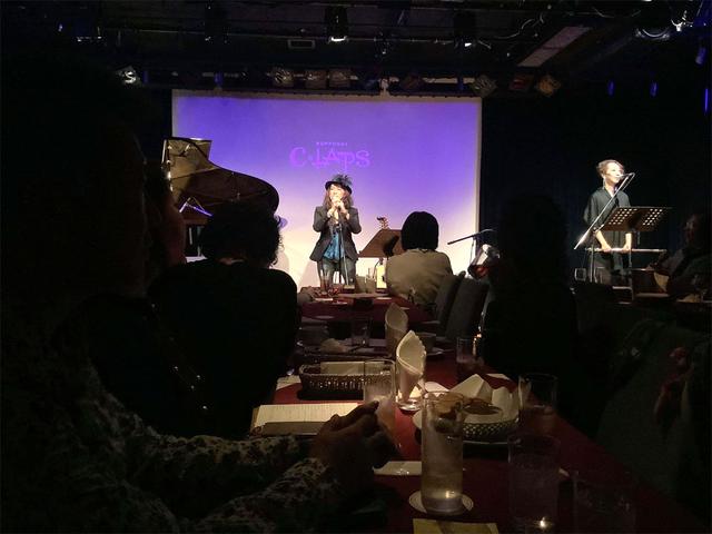 画像1: 「麻宮百」、土曜の昼下がりに六本木CLAPSでジャジーなステージを披露。11月27日には最新ミニアルバム「MoonLight」をリリース