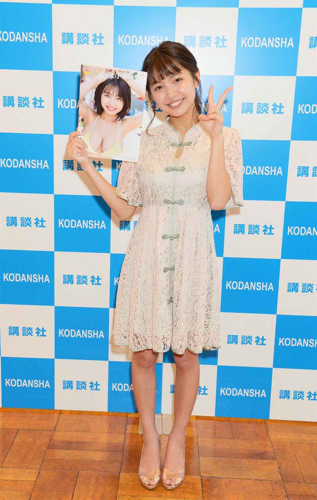 画像2: 国内のみならず海外でも認知度急上昇。マルチに活躍する寺本莉緒のファースト写真集発売。出来栄えは「120点、大満足です」