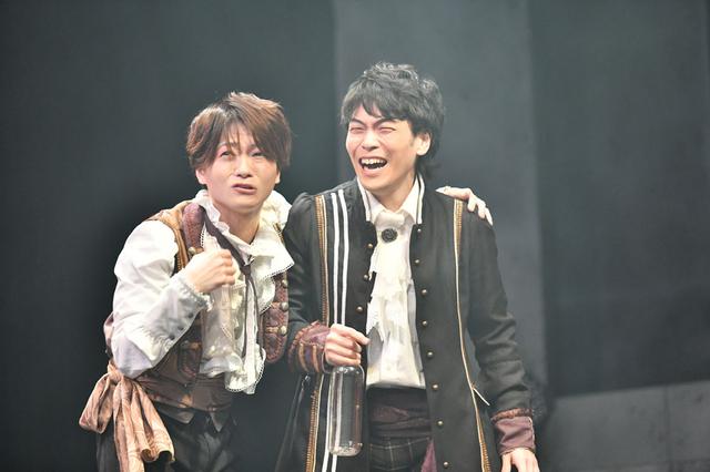 画像: ヴラドの計画により商売が上手くいく布商人 ティボル:新井裕士(左)とミハイ:後藤菊之介(右)