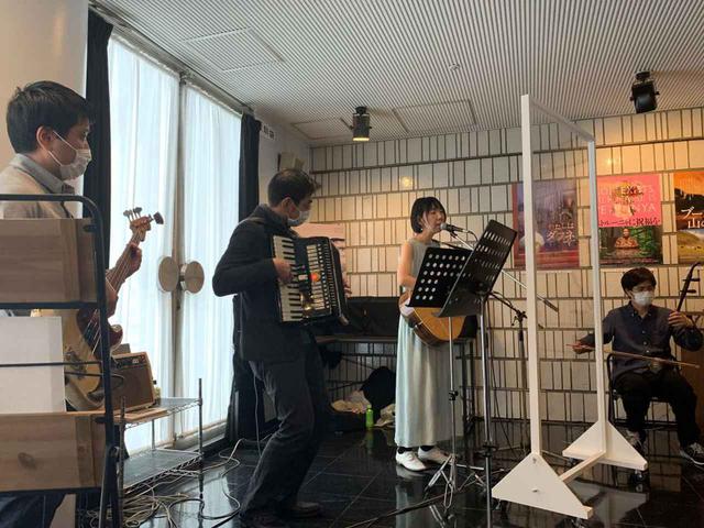 画像1: 北海道の美しい自然と四季を封じ込めた映画『モルエラニの霧の中』が、サプライズで劇場ミニライブを開催
