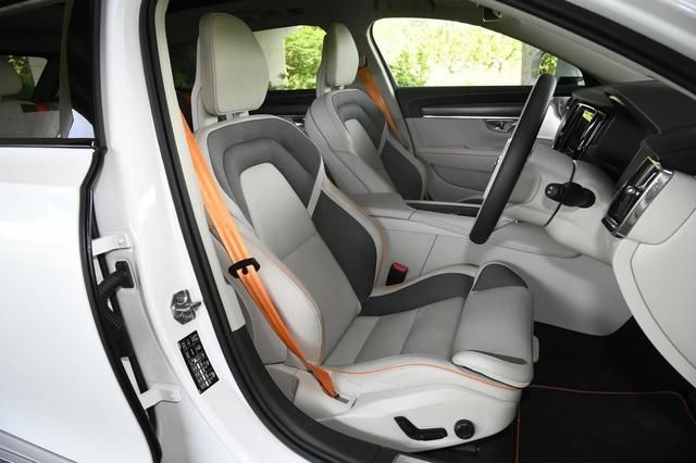 画像: 専用のスポーツシートはサポートが良く、長距離ツーリングでも疲れにくい。もちろん電動アジャストでヒーター内蔵