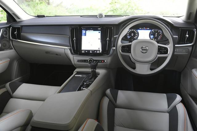 画像1: 2トーンのインテリアとカーボンファイバーのパネルなどの専用装備で、クールでスポーティな雰囲気にまとめられている