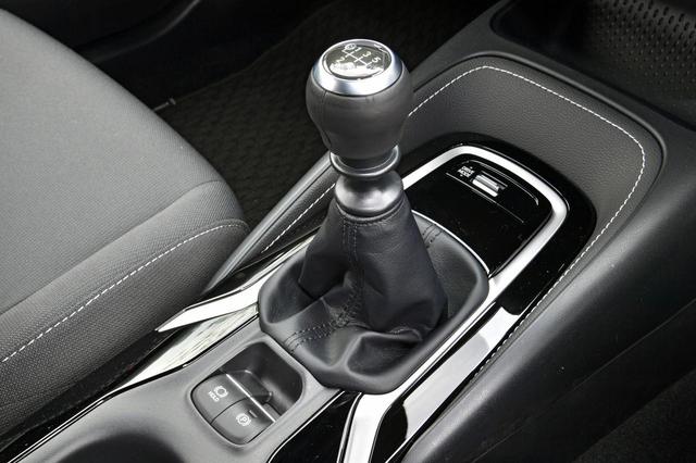 画像: 1.2L ターボ+ 6速MTのシフトノブ